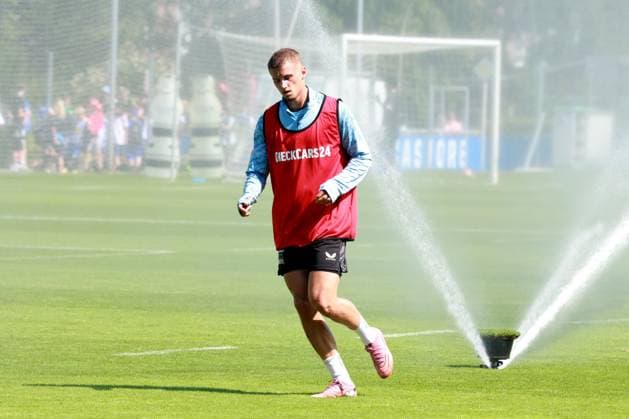 DEU, DFL, 2. FBL Hertha BSC, Training, 13.08.2025, Sportforum, Berlin, DEU, DFL, 2. FBL Hertha BSC, Training, im Bild Rasensprenger zm abkuehlen, Michael Cuisance (Hertha BSC Berlin 10) DFL - regulations prohibit any use of Photographs as image sequences and or quasi-video