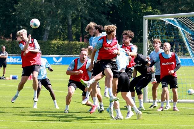 DEU, DFL, 2. FBL Hertha BSC, Training, 13.08.2025, Sportforum, Berlin, DEU, DFL, 2. FBL Hertha BSC, Training, im Bild Eckball, Kopfball, Agust’n Rogel (Hertha BSC Berlin 3), Marton Dardai (Hertha BSC Berlin 31), Toni Leistner (Hertha BSC Berlin 37), Jon Dabur Thorsteinsson (Hertha BSC Berlin 24), Dawid Kownacki (Hertha BSC Berlin 9) DFL - regulations prohibit any use of Photographs as image sequences and or quasi-video