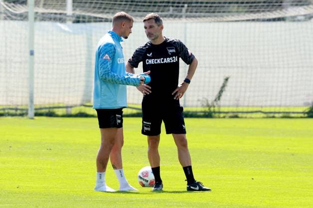 DEU, DFL, 2. FBL Hertha BSC, Training, 13.08.2025, Sportforum, Berlin, DEU, DFL, 2. FBL Hertha BSC, Training, im Bild Cheftrainer Stefan Leitl (Hertha BSC Berlin), Michael Cuisance (Hertha BSC Berlin 10) DFL - regulations prohibit any use of Photographs as image sequences and or quasi-video
