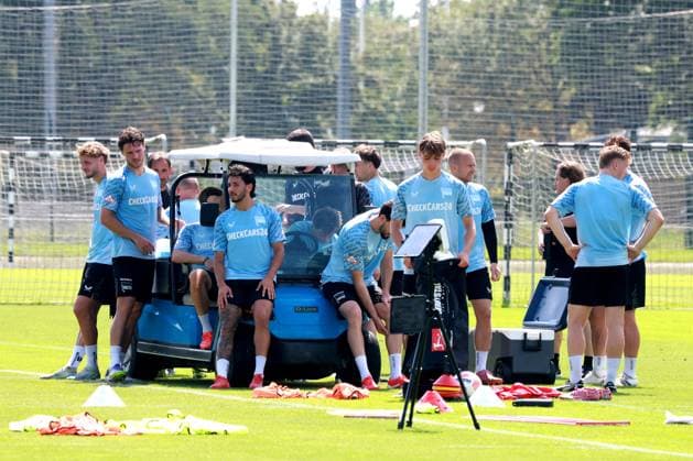 DEU, DFL, 2. FBL Hertha BSC, Training, 13.08.2025, Sportforum, Berlin, DEU, DFL, 2. FBL Hertha BSC, Training, im Bild Hertha-Spielerkreis nach Trainingsende DFL - regulations prohibit any use of Photographs as image sequences and or quasi-video