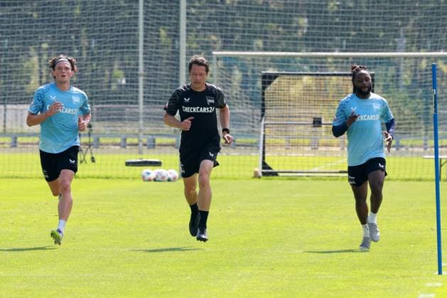 DEU, DFL, 2. FBL Hertha BSC, Training, 13.08.2025, Sportforum, Berlin, DEU, DFL, 2. FBL Hertha BSC, Training, im Bild Fabian Reese (Hertha BSC Berlin 11), Konditionstrainer Hendrik Kuchno (Hertha BSC Berlin), Deyovaisio Zeefuik (Hertha BSC Berlin 42) DFL - regulations prohibit any use of Photographs as image sequences and or quasi-video