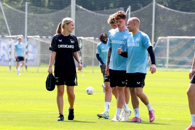DEU, DFL, 2. FBL Hertha BSC, Training, 13.08.2025, Sportforum, Berlin, DEU, DFL, 2. FBL Hertha BSC, Training, im Bild Psychologin Paula Isringhausen, Sebastian Groenning (Hertha BSC Berlin 17), Jon Dabur Thorsteinsson (Hertha BSC Berlin 24) DFL - regulations prohibit any use of Photographs as image sequences and or quasi-video