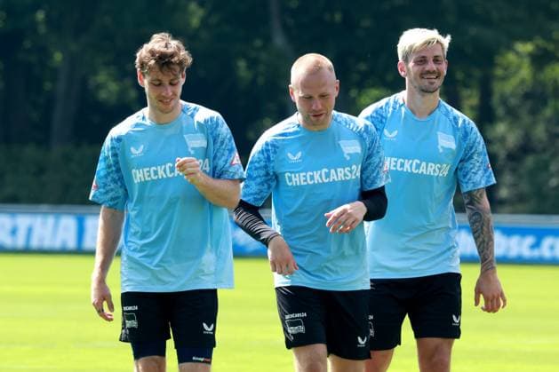 DEU, DFL, 2. FBL Hertha BSC, Training, 13.08.2025, Sportforum, Berlin, DEU, DFL, 2. FBL Hertha BSC, Training, im Bild Leon Jensen (Hertha BSC Berlin 5), Jon Dabur Thorsteinsson (Hertha BSC Berlin 24), Dawid Kownacki (Hertha BSC Berlin 9) DFL - regulations prohibit any use of Photographs as image sequences and or quasi-video