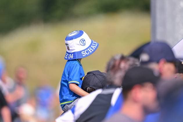 13.08.2025, Fussball, 2. Bundesliga, Saison 2025 2026, Training FC Schalke 04, Fan FC Schalke 04, Gelsenkirchen Veltins Arena NRW Deutschland xRHR-FOTO YYx *** 13 08 2025, Football, 2 Bundesliga, Season 2025 2026, Training FC Schalke 04, Fan FC Schalke 04, Gelsenkirchen Veltins Arena NRW Germany xRHR PHOTO YYx Copyright: KROEGER RHR-FOTOx RHR-FOTO YY