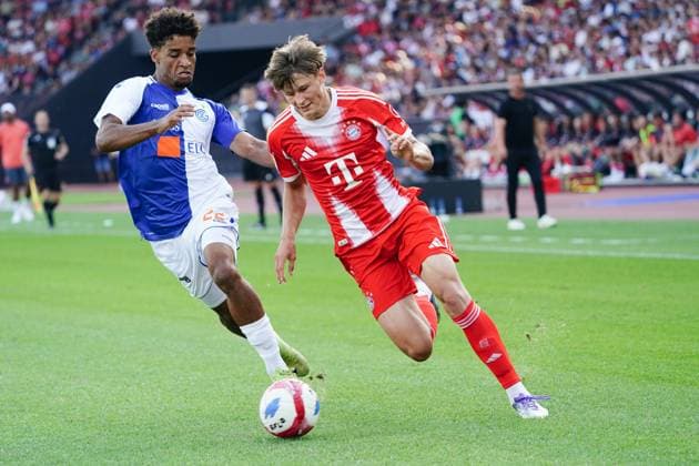 12.08.25 Stadion Letzigrund,Fussball Herren Testspiel Saison 2025 2026 GC Zuerich - FC Bayern Muenchen 1:2 Bild : Magnus Dalpiaz (FC Bayern Muenchen) gegen Pantaleo Creti (GC) (I.) Aktion Zweikampf