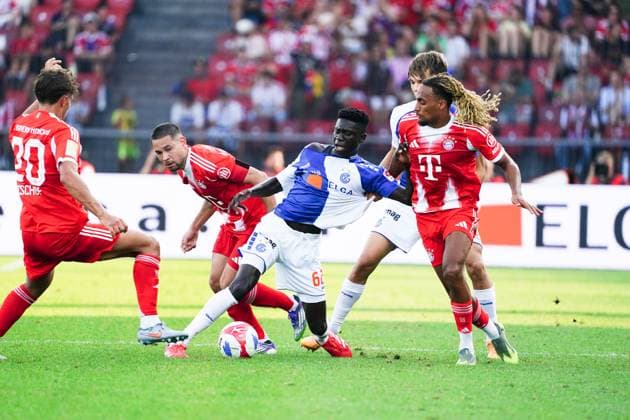 12.08.25 Stadion Letzigrund,Fussball Herren Testspiel Saison 2025 2026 GC Zuerich - FC Bayern Muenchen 1:2 Bild : Sasha Boey (FC Bayern Muenchen) Bara Sapoko Ndiaye (GC) Mitte Aktion Zweikampf