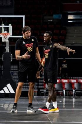 EM Vorbereitung Training Deutschland; 13.08.2025 Alex Mumbru (Bundestrainer Deutschland) und Dennis Schröder (Deutschland, 17), gestikulieren EM Vorbereitung Training Deutschland, München, BMW Park am 13.08.2025 Copyright: xBEAUTIFULxSPORTS Wunderlx