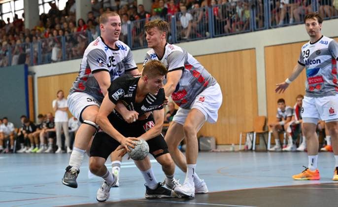 13.08.2025 - Handball - Saison 2025 2026 - Testspiel - Freundschaftsspiel : HC Erlangen HCE - TV Großwallstadt - - xwoxzix - Sander Andreassen Overjordet ( 8, HC Erlangen HCE ) gegen Axel Skaarnaess (25, TV Großwallstadt ) Sebastian Trost (17, TV Großwallstadt )