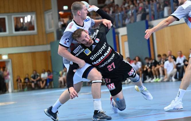 13.08.2025 - Handball - Saison 2025 2026 - Testspiel - Freundschaftsspiel : HC Erlangen HCE - TV Großwallstadt - - xwoxzix - ^Antonio Metzner (27, HC Erlangen HCE ) vor Axel Skaarnaess (25, TV Großwallstadt )
