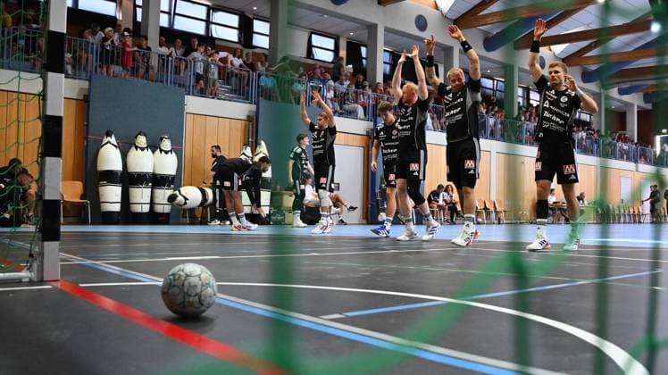 13.08.2025 - Handball - Saison 2025 2026 - Testspiel - Freundschaftsspiel : HC Erlangen HCE - TV Großwallstadt - - xwoxzix - Impression - Aufwärmen warm-up