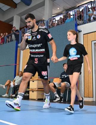 13.08.2025 - Handball - Saison 2025 2026 - Testspiel - Freundschaftsspiel : HC Erlangen HCE - TV Großwallstadt - - xwoxzix - Milos Kos (5, HC Erlangen HCE ) läuft ein
