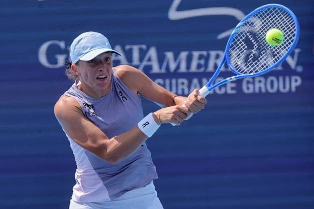 August 13, 2025, Mason, Ohio, U.S: Iga Swiatek (POL) hits a two-handed backhand during WednesdayÃ¢â‚¬â ¢s Round of 16 of the Cincinnati Open at the Lindner Family Tennis Center, Mason, Oh. Mason U.S - ZUMAs304 20250813_zaf_s304_003 Copyright: xScottxStuartx