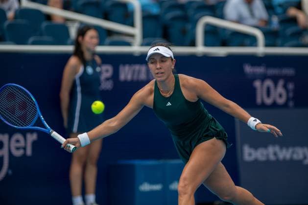 Cincinnati Open Third Round: Jessica Pegula V Magda Linette Jessica Pegula is seen during her third-round match at the Cincinnati Open in Mason, Ohio, on August 13, 2025. Mason Ohio United States  Copyright: xJasonxWhitmanx originalFilename:whitman-cincinna250813_np8uC.jpg