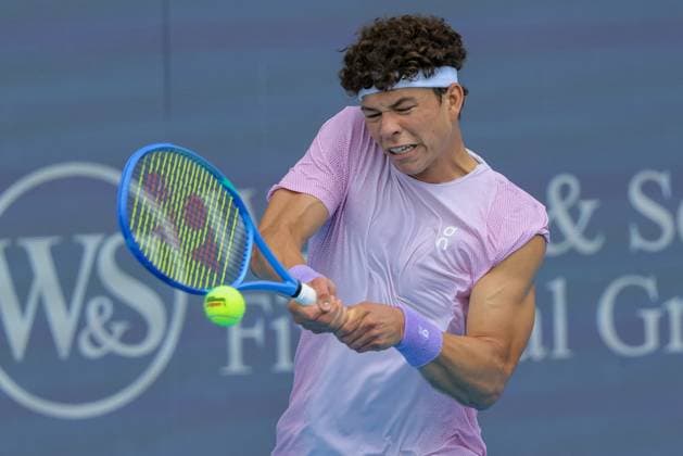 August 13, 2025, Mason, Ohio, U.S: Ben Shelton (USA) hits a two-handed backhand during WednesdayÃ¢â‚¬â ¢s Round of 16 of the Cincinnati Open at the Lindner Family Tennis Center, Mason, Oh. Mason U.S - ZUMAs304 20250813_zaf_s304_080 Copyright: xScottxStuartx