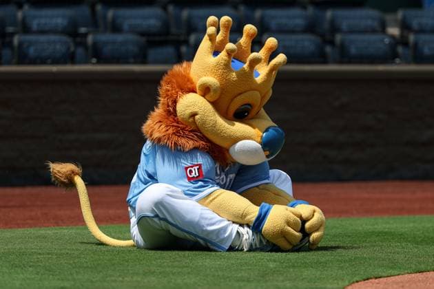 August 13, 2025: Kansas City Royals mascot Sluggerrr stretches before a game against the Washington Nationals at Kauffman Stadium in Kansas City, MO. CSM Kansas City United States of America - ZUMAc04_ 20250813_zma_c04_174 Copyright: xDavidxSmithx