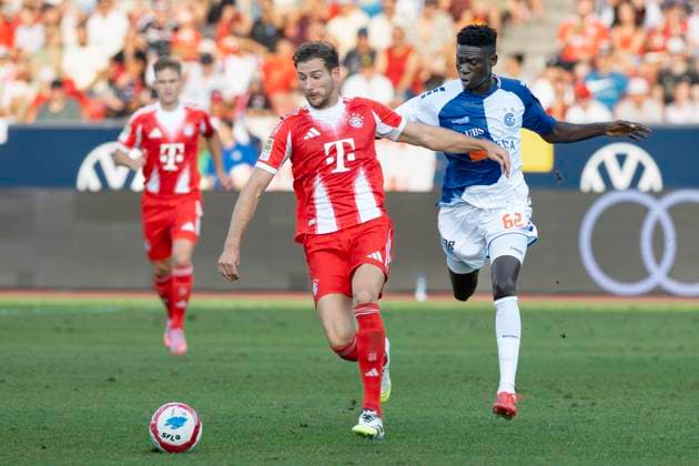 Leon Goretzka, FCB, re. Bara Sapoko Ndiaye, GC, Grasshopper Club Zürich - FC Bayern München, Fussball, 12.08.2025
