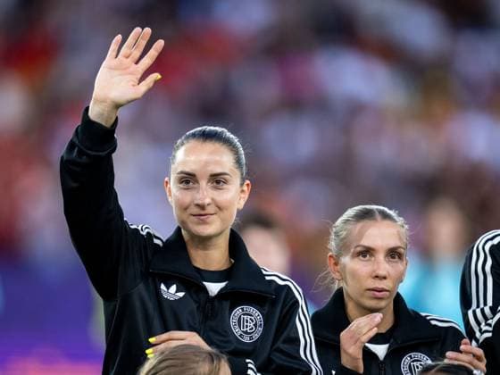 Sara Daebritz (Deutschland, 13) winkt, Elisa Senß (Deutschland, 20) bei der Nationalhymne, SUI, Deutschland vs Spanien, Fussball, UEFA Womens Euro 2025, Halbfinale, 23.07.2025 SUI, Deutschland vs Spanien, Fussball, UEFA Womens Euro 2025, Halbfinale, 23.07.2025 Zuerich *** Sara Daebritz Germany, 13 waves, Elisa Senß Germany, 20 during the national anthem, SUI, Germany vs Spain, football, UEFA Womens Euro 2025, semi-final, 23 07 2025 SUI, Germany vs Spain, football, UEFA Womens Euro 2025, semi-final, 23 07 2025 Zurich Copyright: xEibner-Pressefoto Memmlerx EP_MMR