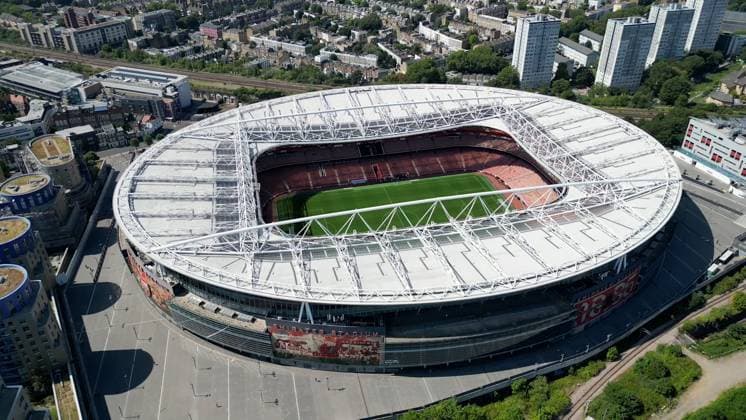 Emirates Stadium in London LONDON, UNITED KINGDOM - AUGUST 12: An aerial view of the Emirates Stadium, home to Arsenal Football Club in North London, United Kingdom on August 12, 2025. The stadium s modern structure rises against a backdrop of tightly packed city streets, highlighting the scale and character of one of English football’s most recognisable grounds. Yunus Dalgic Anadolu London United Kingdom. Editorial use only. Please get in touch for any other usage.  Copyright: x2025xAnadoluxYunusxDalgicx