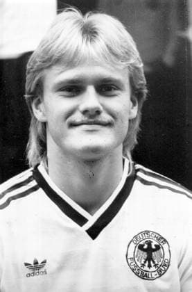 Fussball Deutschland U.B.z. U21, U 21 -Nationalspieler Joerg Neun (1. FC Nuernberg). Portrait ca. 1985 !ACHTUNG AUFNAHMEDATUM GESCHÄTZT! *** Football Germany u B Z U21 National player Joerg Nine 1 FC Nuernberg Portrait Approx 1985 ATTENTION date estimated !ACHTUNG AUFNAHMEDATUM GESCHÄTZT!