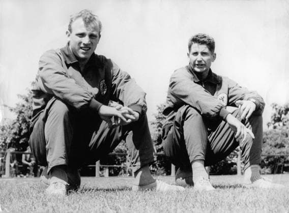 Zur Fussballweltmeisterschaft in Schweden Training der deutschen Nationalspieler hinsichtlich des Viertelfinalspiels gegen Jugoslawien am 19.06.1958 in Malmoe. U.B.z. die Schusskanonen Uwe Seeler (links) und Helmut Rahn waehrend einer Pause. 17.06.1958 in Bjaerred (Mannschaftsquartier) - Schweden *** to Football World Cup in Sweden Training the German National player regarding the Quarter-final game against Yugoslavia at 19 06 1958 in Malmoe u B Z The Fire cannons Uwe Seeler left and Helmut Rahn waehrend a Break 17 06 1958 in Bjaerred Crew district Sweden