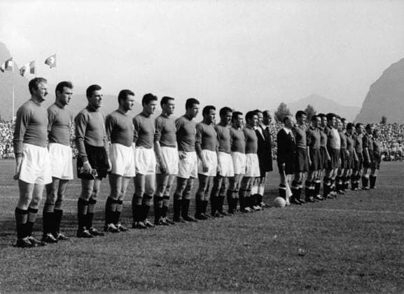 Fussballweltmeisterschaft in der Schweiz Finalrunde Gruppe 4 Italien - Belgien 4:1 (1:0) U.B.z. vorn die Mannschaft von Italien und hinten die Belgier. V.l. die Italiener Gino Capello, Carlo Galli, Giorgio Ghezzi, Omero Tognon, Amleto Frignani, Ardico Magnini, Fulvio Nesti, Giovanni Giacomazzi, Maino Nero, Benito Lorenzi, Egisto Pandolfini, Linienrichter, Schiedsrichter Steiner (AUT), Linienrichter und die Belgier Joeseph Mermans, Leopold Anoul, Louis Carre, Marcel Dries, Leopold Gernaey, Hippolite van den Bosch, Victor Mees, Alfons van Brandt, Henri Coppens, Pieters van den Bosch und Costant Huysmans. 20.06.1954 in Lugano (Stadion Cornaredo) - Schweiz