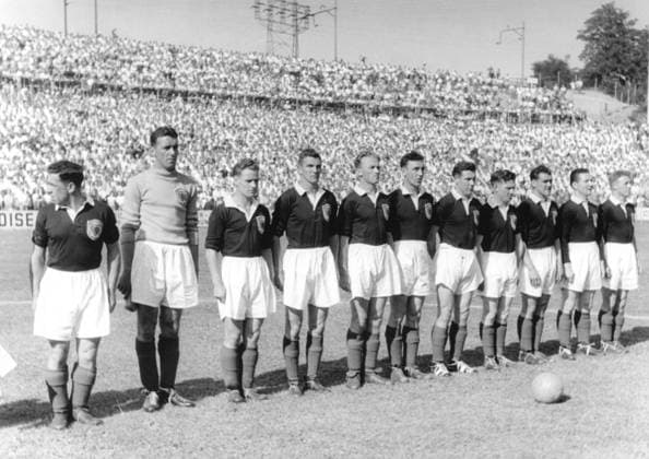 Fussballweltmeisterschaft in der Schweiz Finalrunde Gruppe 3 Uruguay - Schottland 7:0 (2:0) Die Mannschaft von Schottland. U.B.z. v.l. Willie Cunningham, Fred Martin, John Aird, Dough Cowie, John McKenzie, Jimmy Davidson, Allan Brown, William Ormond, William Fernie, Neil Mochan und Thomas Doherty. 19.06.1954 in Basel (St.-Jakobs-Stadion) - Schweiz