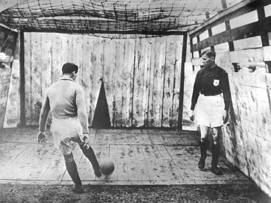 Fussball England U.B.z. Training der Englaender in einer Trainingshalle. 1930er Jahre in Grossbritannien !ACHTUNG AUFNAHMEDATUM GESCHÄTZT! *** Football England u B Z Training the Englaender in a Training hall 1930er Years in UK ATTENTION date estimated !ACHTUNG AUFNAHMEDATUM GESCHÄTZT!