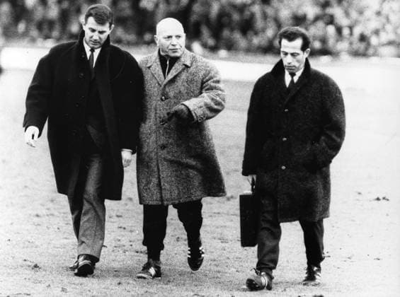 Fussball, Deutschland 1. FC Koeln U.B.z. v.l.n.r. Hans Schaefer, Trainer Knoepfle und Vereinsarzt Dr. Bohnen 1965 !ACHTUNG AUFNAHMEDATUM GESCHÄTZT!