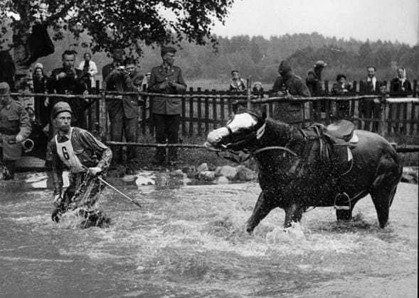 Olympische Reiterspiele in Stockholm Military Gelaenderitt U.B.z. den Finnen Kuistila, der nach einem unfreiwilligem Bad versucht seine Stute Lamora aus dem Wasser zu locken. (preisgekroentes Foto). 1956 in Stockholm - Schweden !ACHTUNG AUFNAHMEDATUM GESCHÄTZT! *** Olympic Equestrian Games in Stockholm Military Gelaenderitt u B Z the Finns Kuistila, the After a involuntary Bath tries his Mare Lamora out the Water to Curls award-winning Photo 1956 in Stockholm Sweden ATTENTION date estimated !ACHTUNG AUFNAHMEDATUM GESCHÄTZT!
