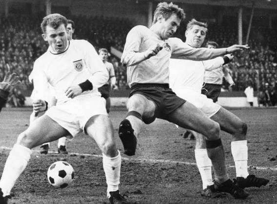 Fussballbundesliga 1. FC Koeln - Bayern Muenchen 6:1 (3:1) Eine Szene vor dem Muenchner Tor. U.B.z. v.l. Peter Kupferschmidt (Muenchen), Christian Mueller (Koeln) und Karl Borutta (Muenchen) 11.12.1965 in Koeln (Muengersdorfer Stadion) - Deutschland *** Football Bundesliga 1 FC Cologne Bavaria Munich 6 1 3 1 a Scene before the Muenchner goal u B Z v l Peter Kupferschmidt Munich , Christian Mueller Cologne and Karl Borutta Munich 11 12 1965 in Cologne Muengersdorfer Stadium Germany