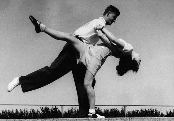 Eiskunstlauf U.B.z. Sommertraining des Eiskunstlaufpaares Gerda Strauch und Guenther Noack (beide Deutschland) im Olympiastadion 1941 !ACHTUNG AUFNAHMEDATUM GESCHÄTZT! *** Figure skating u B Z Summer training the Figure skating pair Gerda Shrub and Guenther Noack both Germany in Olympic Stadium 1941 ATTENTION date estimated !ACHTUNG AUFNAHMEDATUM GESCHÄTZT!