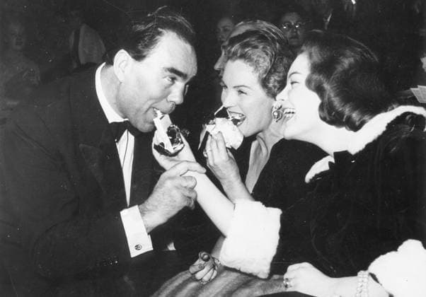 Boxen Fest der westdeutschen Sportpresse U.B.z. Max Schmeling laesst sich von Romy Schneider mit Eis fuettern, in der Mitte Magda Schneider (alle Deutschland) 1956 in Dortmund (Westfalenhalle) - Deutschland !ACHTUNG AUFNAHMEDATUM GESCHÄTZT! *** boxing close the West Sports Media u B Z Max Schmeling laesst to from Romy Schneider with Ice feed, in the centre Magda Schneider all Germany 1956 in Dortmund Westfalenhalle Germany ATTENTION date estimated !ACHTUNG AUFNAHMEDATUM GESCHÄTZT!