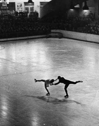 Olympische Winterspiele in Garmisch-Partenkirchen Eiskunstlauf U.B.z. die Geschwister Ilse und Erik Pausin (Oesterreich) 1936 in Garmisch-Partenkirchen - Deutschland !ACHTUNG AUFNAHMEDATUM GESCHÄTZT! *** Olympic Winter Games in Garmisch Partenkirchen churches Figure skating u B Z The Siblings Ilse and Erik Pausin Austria 1936 in Garmisch Partenkirchen churches Germany ATTENTION date estimated !ACHTUNG AUFNAHMEDATUM GESCHÄTZT!