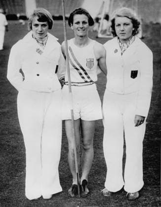 Olympische Sommerspiele in Los Angeles U.B.z. die drei Leichtathletinnen Tilly Fleischer (Deutschland) Mildred Ella Didrikson Zaharias (Babe Didrikson USA) und Ellen Braumueller (Deutschland). 1932 in Los Angeles (Coliseum) - USA !ACHTUNG AUFNAHMEDATUM GESCHÄTZT! *** Olympic Summer Games in Los Angeles u B Z The Three Light female athletes Tilly Fleischer Germany Mildred Ella Didrikson Zahariah Babe Didrikson USA and Ellen Braumueller Germany 1932 in Los Angeles Coliseum USA ATTENTION date estimated !ACHTUNG AUFNAHMEDATUM GESCHÄTZT!