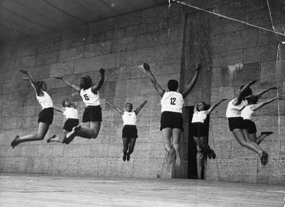 Olympische Sommerspiele in Berlin U.B.z. die Turnerinnen der Tschechoslowakei. 1936 in Berlin - Deutschland !ACHTUNG AUFNAHMEDATUM GESCHÄTZT! *** Olympic Summer Games in Berlin u B Z The Turner inside the Czechoslovakia 1936 in Berlin Germany ATTENTION date estimated !ACHTUNG AUFNAHMEDATUM GESCHÄTZT!