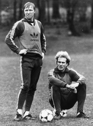 Fussball Training der Nationalmannschaft U.B.z. v.l. Horst Hrubesch und Karl-Heinz Rummenigge (beide Deutschland) 30.11.1980 *** Football Training the national team u B Z v l Horst Hrubesch and Karl Heinz Rummenigge both Germany 30 11 1980