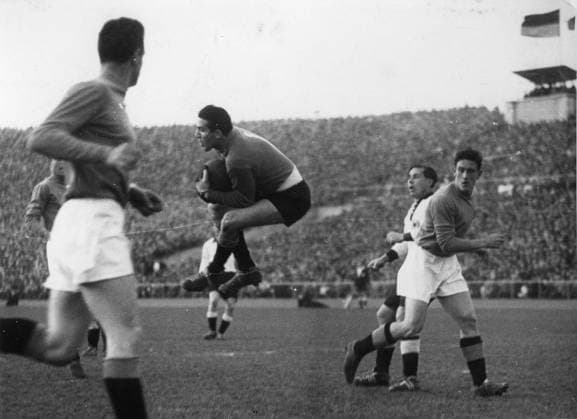 Fussballlaenderspiel Freundschaftsspiel Deutschland - Italien 1:2 (1:1) Sieg der Italiener vor 80.000 Zuschauern. U.B.z. v.l. Rino Ferrario (ITA), Torwart Giovanni Viola (ITA), Max Morlock (GER) und Giovanni Giacomazzi (ITA). 30.03.1955 in Stuttgart (Neckarstadion) - Deutschland *** Football international match Friendly match Germany Italy 1 2 1 1 Victory the Italians before 80 000 Spectators u B Z v l Rino Ferrario ITA , Goalkeeper Giovanni Viola ITA , Max Morlock ger and Giovanni Giacomazzi ITA 30 03 1955 in Stuttgart Neckar Stadium Germany