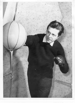 Motorsport Formel 1 U.B.z. Wolfgang Graf Berghe von Trips (Deutschland): die Arbeit am Sandsack und am Punchingball gehoert im Winter zu seinem taeglichen Konditionstraining 13.01.1959 auf der Burg Hemmersbach in Horrem (bei Koeln) - Deutschland *** motor aviation Formula 1 u B Z Wolfgang Graf Berghe from Trips Germany The Work at Sandbag and at Punchingball BELONGS in Winter to his daily Fitness training 13 01 1959 on the Burg Hemmersbach in Horrem at Cologne Germany