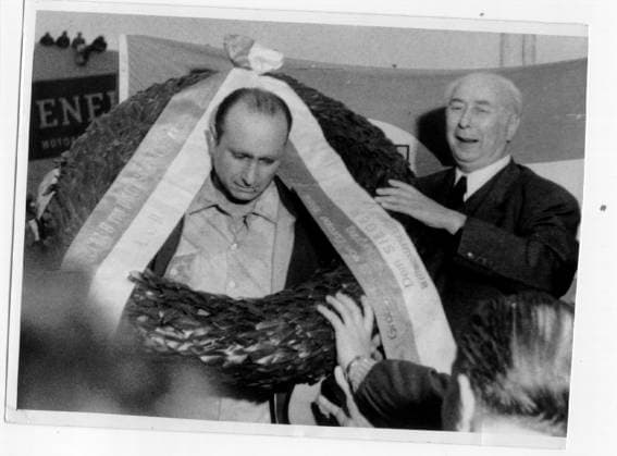 Motorsport Formel 1 Groï¬‚er Preis von Europa U.B.z. den Sieger Juan Manuel Fangio (Argentinien) mit Bundespraesident Theodor Heuss (Deutschland) 1951 auf dem Nuerburgring - Deutschland !ACHTUNG AUFNAHMEDATUM GESCHÄTZT!
