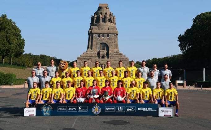 Teampraesentation 1. FC Lok Leipzig Regionalliga NO 1. FC Lokomotive Leipzig; Fussball, Regionalliga Nord-Ost, Porträttermin 2025 26, Mannschaftsfoto am Völkerschlachtdenkmal , Hintere Reihe v.l.n.r.: Torwart-Trainer Tomislav Piplica, Co-Trainer Robin Hintz, Maskottchen Lokki, Pasqual Verkamp, Alexander Siebeck, Djamal Ziane, Lukas Wilton, Farid Abderrahmane, Stefan Maderer, Mannschaftsarzt Dr. Maximilian Lenk, Mannschaftsärztin Dr. Constanze Stockner und Physiotherapeut Lukas Vilda. , Mittlere Reihe v.l.n.r.: Cheftrainer Jochen Seitz, Co-Trainer Nico Wegmann, Rilind Kabashi, Malik McLemore, Pepe Böhm Boehm, Luc Elsner, Laurin v. Piechowski, Jan-Philipp Stein, Ayodele Adetula, Jonas Arcalean, Zeugwart Nico Jakobaschk und Mannschaftsleiter Silvio Schoenke. , Vordere Reihe v.l.n.r.: Tobias Dombrowa, Arne Rühlemann, Dorian Cevis, Christoph Maier, Torwart Marcel Bergmann, Torwart Andreas Naumann, Torwart Niclas Müller, Torwart Hugo Eichler, David Groezinger, Mingi Kang, Linus Zimmer und Eren Öztürk Oeztuerk. ,