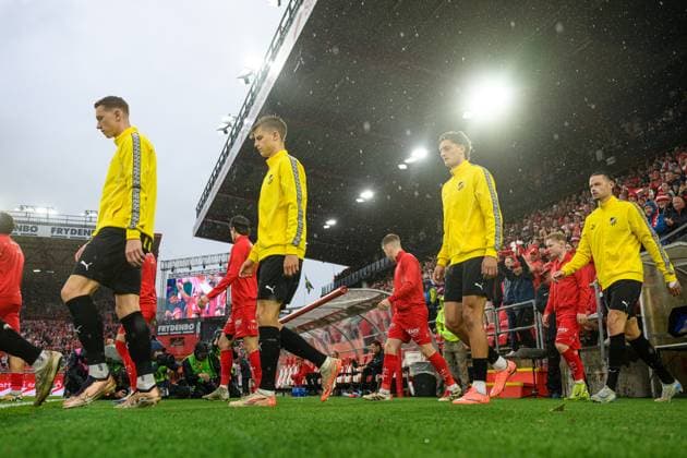 250814 Julius Lindberg, Adrian Svanbäck, Silas Andersen and Amor Layouni of Häcken ahead of the UEFA Europa League third qualifying round football match between Brann and Häcken on August 14, 2025 in Bergen. Photo: Carl Sandin BILDBYRAN kod CS CS0753 fotboll football soccer fotball uefa europa league europa league brann häcken bbeng Copyright: CARLxSANDIN BB250814CS054