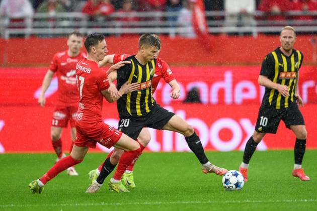 250814 Joachim Soltvedt of Brann and Adrian Svanbäck of Häcken during the UEFA Europa League third qualifying round football match between Brann and Häcken on August 14, 2025 in Bergen. Photo: Carl Sandin BILDBYRAN kod CS CS0753 fotboll football soccer fotball uefa europa league europa league brann häcken bbeng Copyright: CARLxSANDIN BB250814CS056