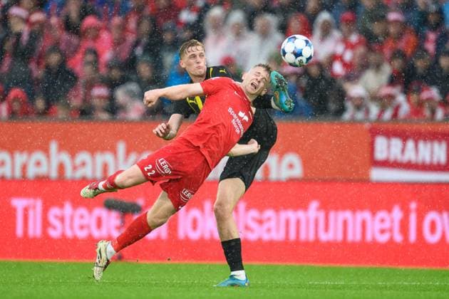 250814 Saevar Atli Magnusson of Brann and Olle Samuelsson of Häcken during the UEFA Europa League third qualifying round football match between Brann and Häcken on August 14, 2025 in Bergen. Photo: Carl Sandin BILDBYRAN kod CS CS0753 fotboll football soccer fotball uefa europa league europa league brann häcken bbeng Copyright: CARLxSANDIN BB250814CS059