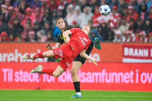250814 Saevar Atli Magnusson of Brann and Olle Samuelsson of Häcken during the UEFA Europa League third qualifying round football match between Brann and Häcken on August 14, 2025 in Bergen. Photo: Carl Sandin BILDBYRAN kod CS CS0753 fotboll football soccer fotball uefa europa league europa league brann häcken bbeng Copyright: CARLxSANDIN BB250814CS060
