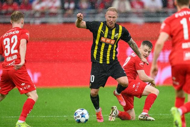250814 Mikkel Rygaard Jensen of Häcken and Saevar Atli Magnusson of Brann during the UEFA Europa League third qualifying round football match between Brann and Häcken on August 14, 2025 in Bergen. Photo: Carl Sandin BILDBYRAN kod CS CS0753 fotboll football soccer fotball uefa europa league europa league brann häcken bbeng Copyright: CARLxSANDIN BB250814CS061