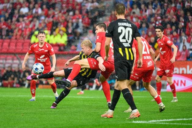 250814 Isak Brusberg of Häcken and Eiving Helland of Brann during the UEFA Europa League third qualifying round football match between Brann and Häcken on August 14, 2025 in Bergen. Photo: Carl Sandin BILDBYRAN kod CS CS0753 fotboll football soccer fotball uefa europa league europa league brann häcken bbeng Copyright: CARLxSANDIN BB250814CS063