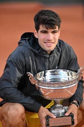 Carlos Alcaraz of Spain wins the French Open PARIS, FRANCE - JUNE 09: Carlos Alcaraz of Spain celebrates victory with the trophy after the Men s Singles Final match against Alexander Zverev of Germany on Day 15 of the 2024 French Open at Roland Garros on June 09, 2024 in Paris, France. France World. Editorial use only. Please get in touch for any other usage.  Copyright: x2025xAnadoluxMustafaxYalcÄ±nx
