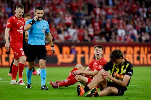 UEFA Europa Leauge Qualification 2025 SK Brann BK Häcken Bergen 20250814 Häckens player takes down Branns Felix Horn Myhre and the referee calls a penalty during the UEFA Europa Leauge qualifier between SK Brann and BK Häcken at Brann Stadium Photo Paul S Amundsen NTB Bergen Norway EDITORIAL USE ONLY RESTRICTED USE FOR BETTING COMPANIES  Copyright: xPaulxS.xAmundsenx xNTBx