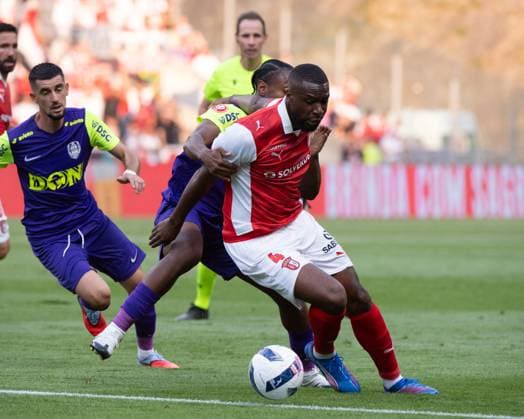 August 14, 2025, Braga, Braga, Portugal: SIKOU NIAKATE from SC Braga seen on action during the UEFA Europe League 2025 26 Playoff round match between SC Braga and CFR Cluj at Estadio Municipal de Braga on August 14, 2025 in Braga, Portugal. Braga Portugal - ZUMAl192 20250814_zsp_l192_001 Copyright: xMiguelxLemosx
