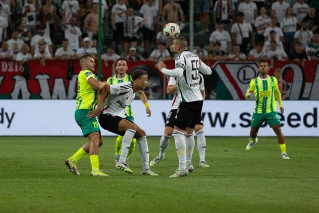 Legia Warszawa - AEK Larnaka 14.08.2025 football, Warsaw, UEFA Europa League qualifiers third qualifying round , game Legia Warszawa - AEK Larnaka (pilka nozna eliminacje Liga Europy, 3 trzecia runda , Legia Warszawa - AEK Larnaka) image shows: Karol Angielski (L) Steve Kapuadi (2L) Artur Jedrzejczyk (55) photo Katarzyna Plewczynska Fotostyk Copyright: xKatarzynaxPlewczynska Fotostykx 20250814FCTKP087